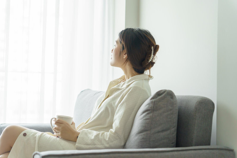 직장인 무기력증 때문에 휴식을 취하는 여성